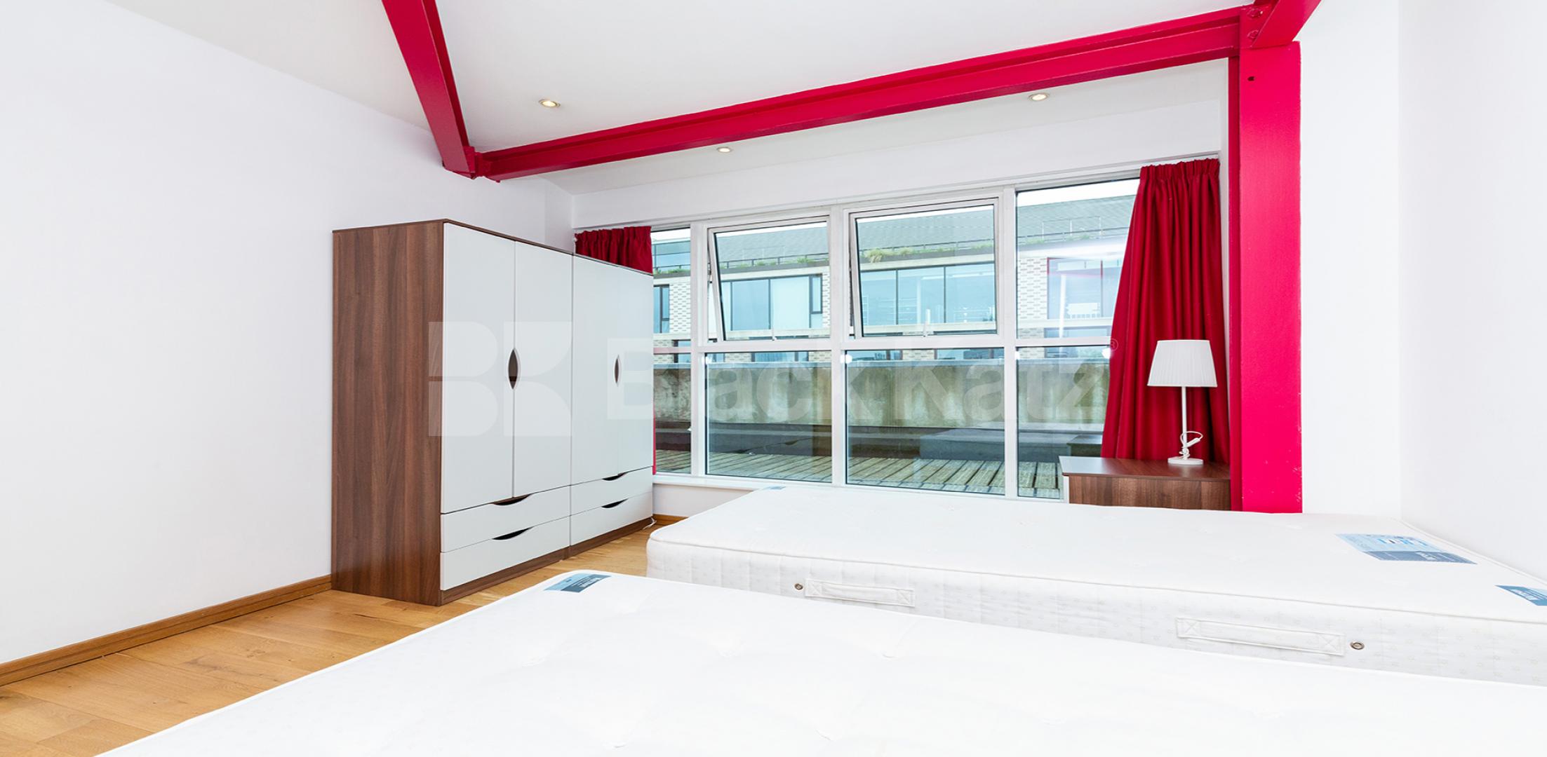 			PENTHOUSE WITH ROOF TERRACE!, 4 Bedroom, 1 bath, 1 reception Flat			 Farringdon Road, CLERKENWELL / HOLBORN